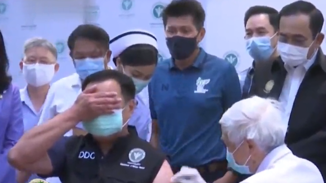 泰国副总理注射中国疫苗：扎针时捂眼睛，之后摆出“V”字手势