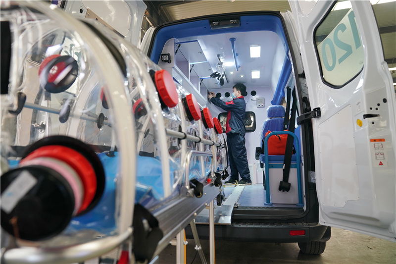 3月5日，工人在调试救护车设备。