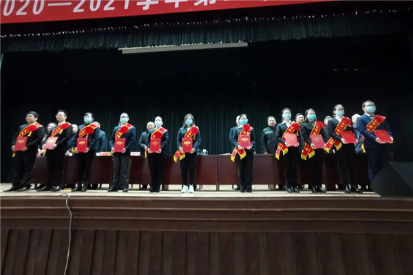 获奖教师上台领奖