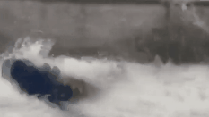 实拍：男子淡定看钱塘江大潮 惨被5米高潮水“吞没”