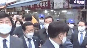 实拍韩国执政党党首视察时被鸡蛋砸脸 旁边保镖没挡住