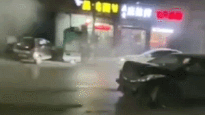 山西警方通报街头两车发生冲撞：驾驶员已被控制，正调查