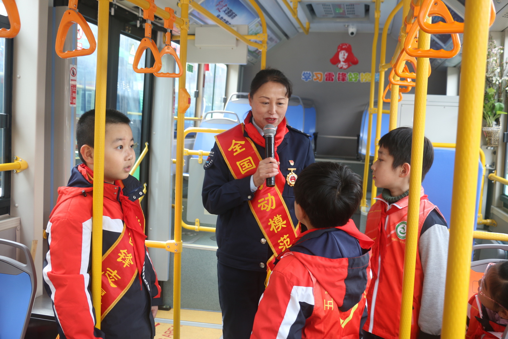 小志愿者走进公交车厢“导游式服务”弘扬雷锋精神
