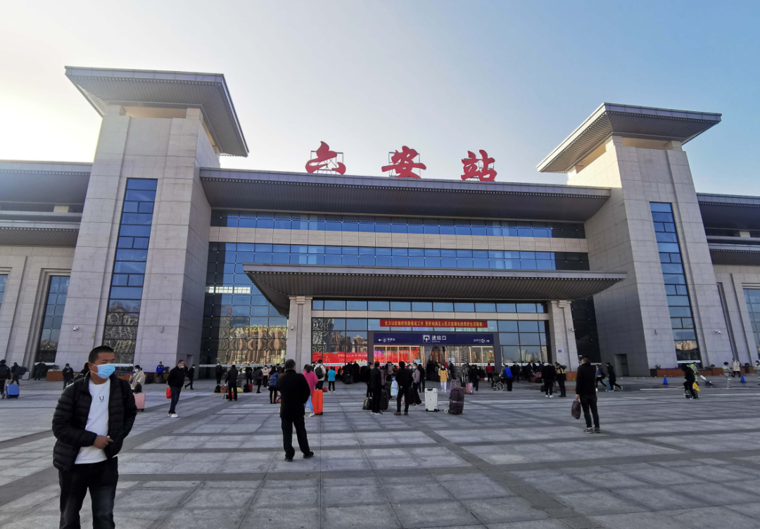 3月4日上午,记者在六安火车站一楼候车大厅看到,去往北京方向的旅客