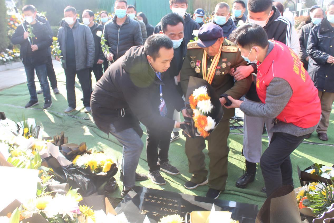 94岁抗战老兵挂念王焯冉烈士漯河沙北张胡魏社区助其圆梦