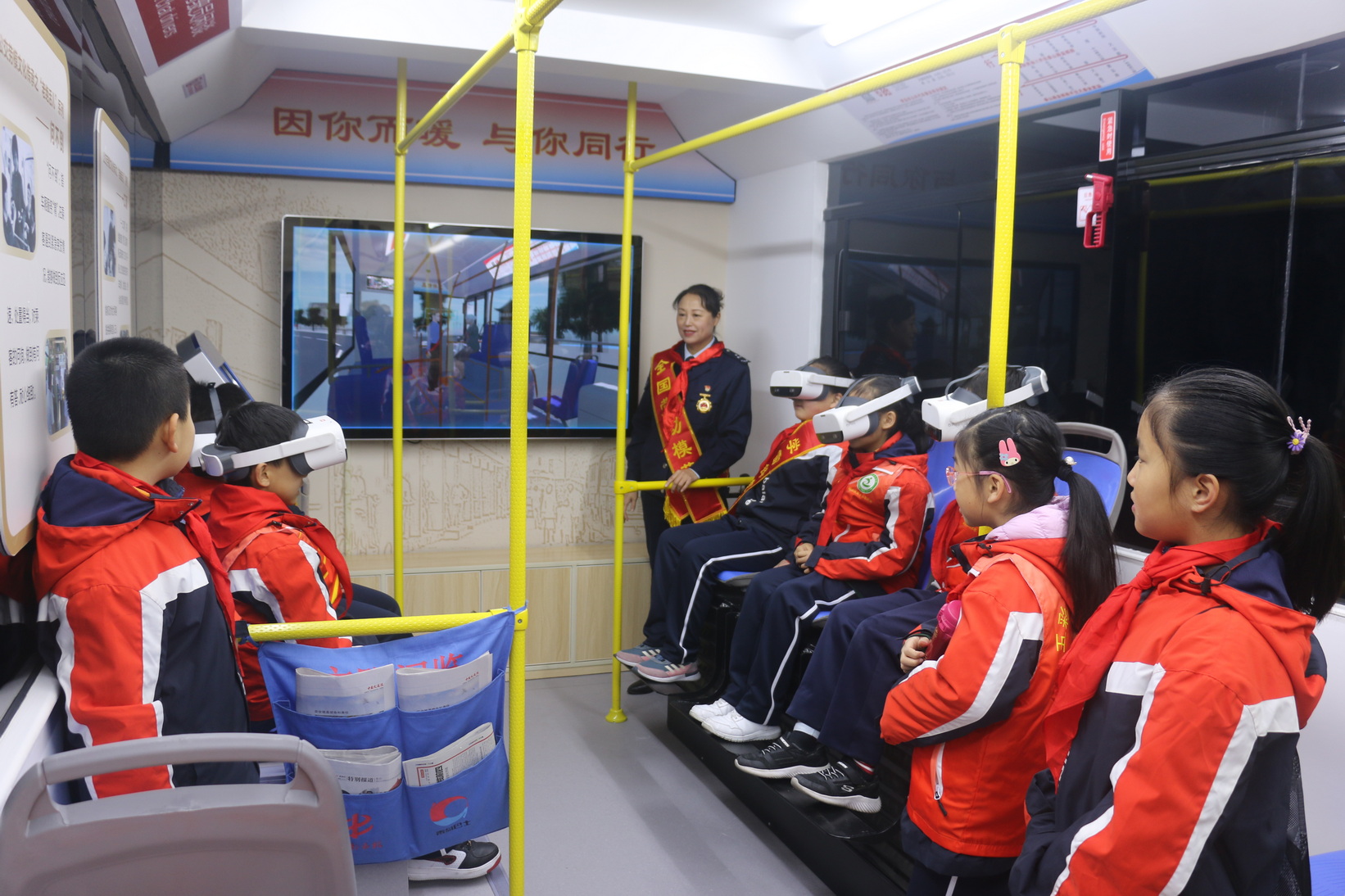 小志愿者走进公交车厢“导游式服务”弘扬雷锋精神