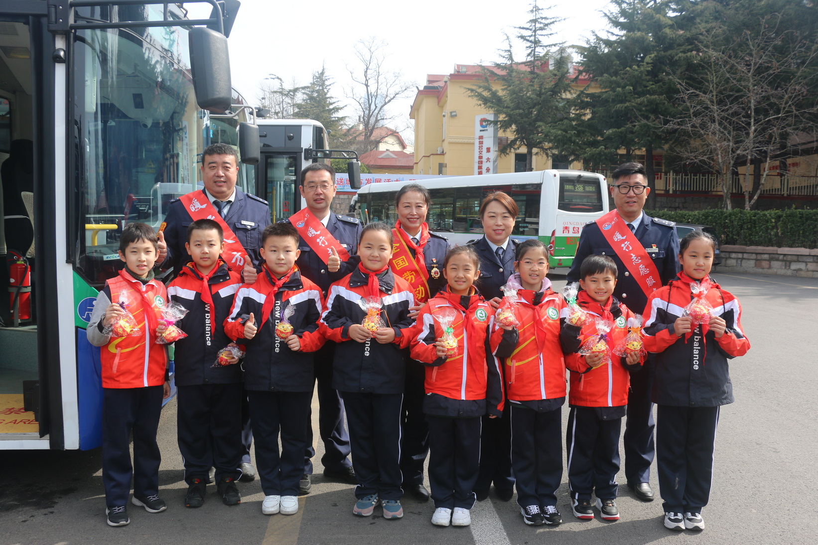 小志愿者走进公交车厢“导游式服务”弘扬雷锋精神