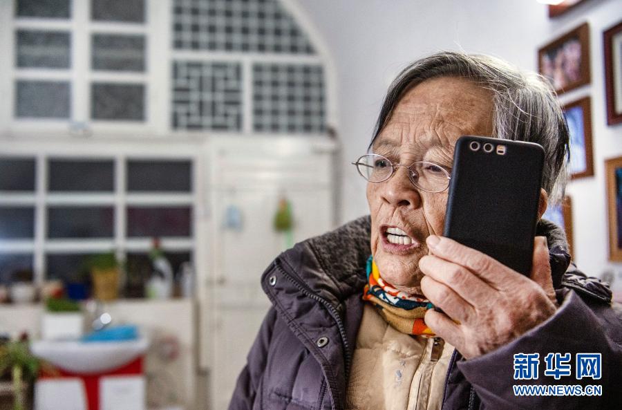 路生梅在佳县家中接电话为患者义诊（1月14日摄）。她的手机从不关机，被群众称为“路大夫热线”。新华社记者 陶明 摄