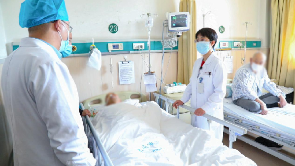 王雅丽在查房。新华网 发