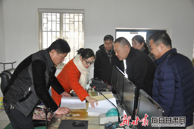 张晓燕(左二)进行安全台账检查