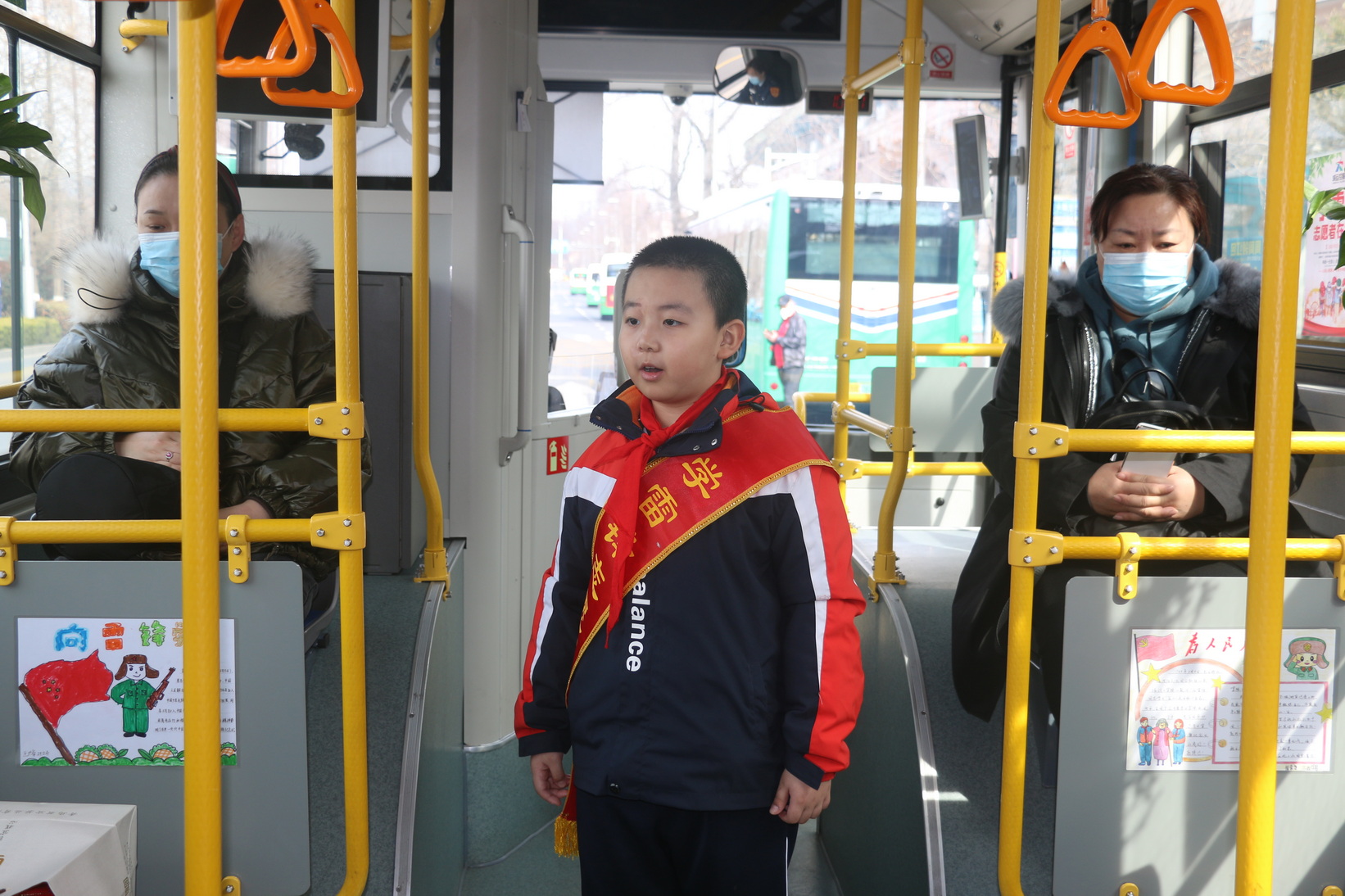 小志愿者走进公交车厢“导游式服务”弘扬雷锋精神