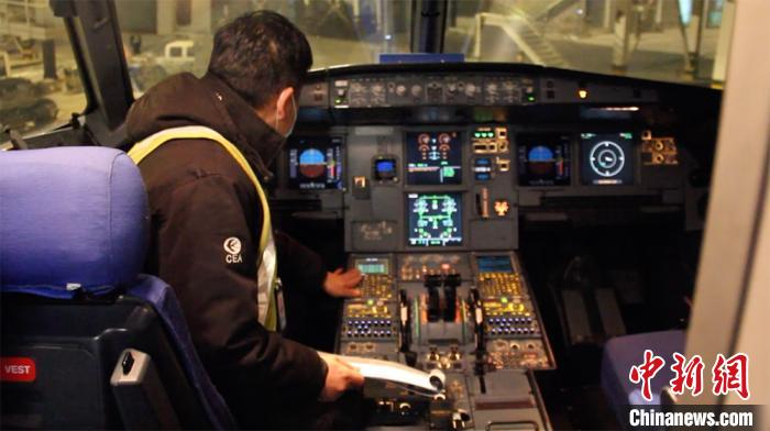 机务工作人员进行飞机内部检查。　高莹 摄