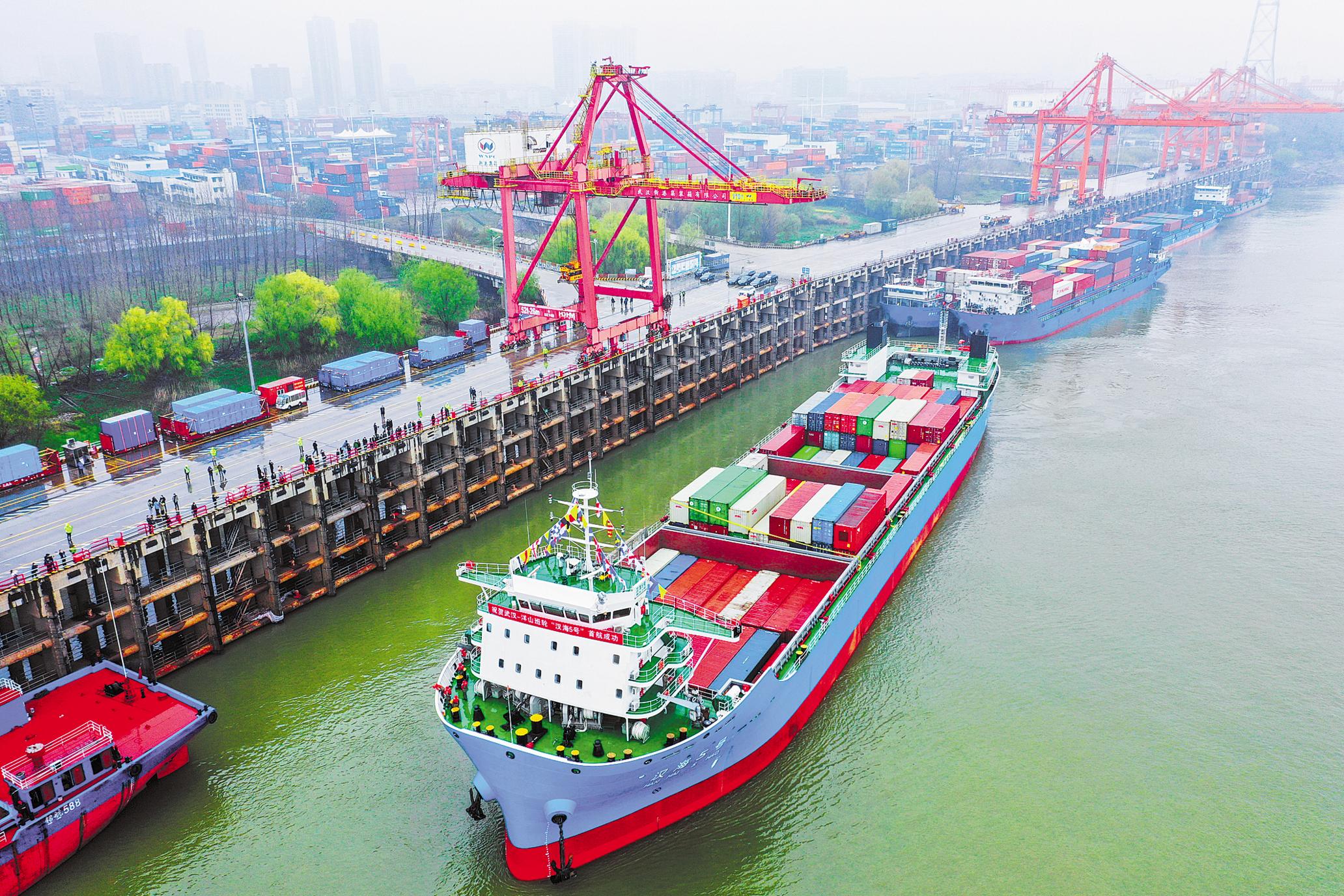 我国内河最大集装箱船在汉首航武汉新港千箱级船队正式成形