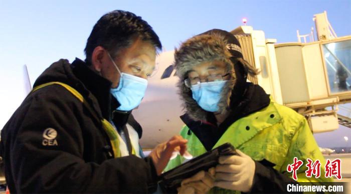 检查完毕后，机务工作人员进行检查确认签字。　高莹 摄