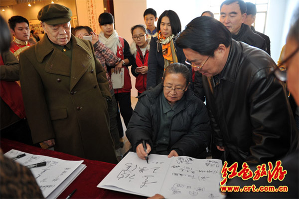 2013年12月28日，在北京民族文化宫展出的展览《毛主席是我们家里人》摄影展，迎来了“毛主席的家里人”——毛主席的女儿李讷和女婿王景清。图为毛主席女儿李讷在签到。（中红网红色图库）