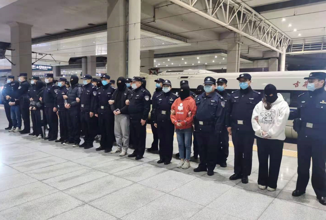 合肥警方摧毁一电信网络诈骗团伙11名嫌疑人被押解归案