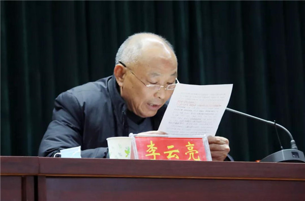 商丘市第一高级中学副校长李云亮宣读《商丘市一高关于表彰2020—2021学年第一学期先进个人的决定》