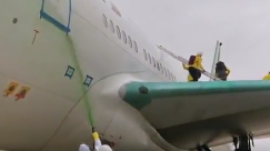 法国环保组织成员闯入戴高乐机场 现场“刷绿”波音777客机