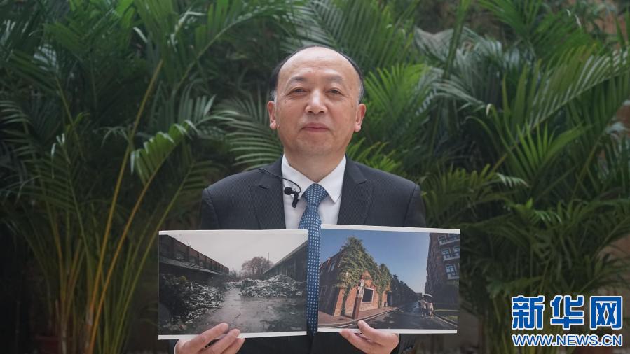 ↑全国人大代表、景德镇陶瓷发展中心主任于集华拿着两张对比照片。