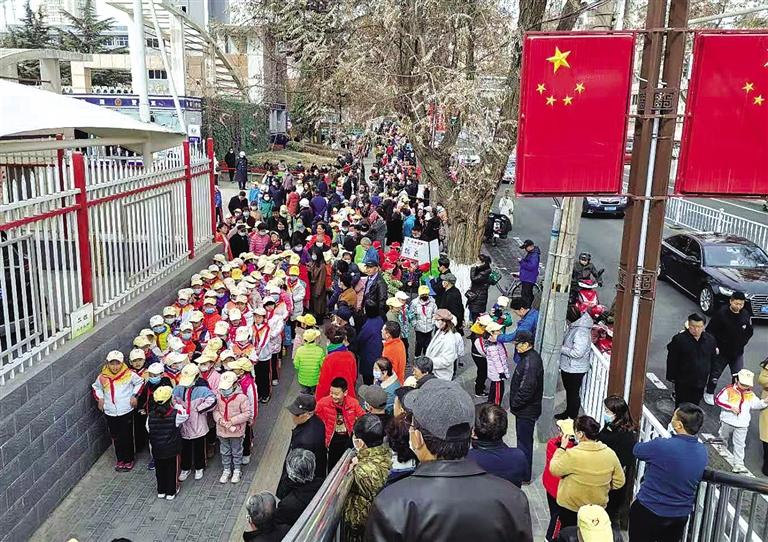 学校门口接孩子的多数是老人
