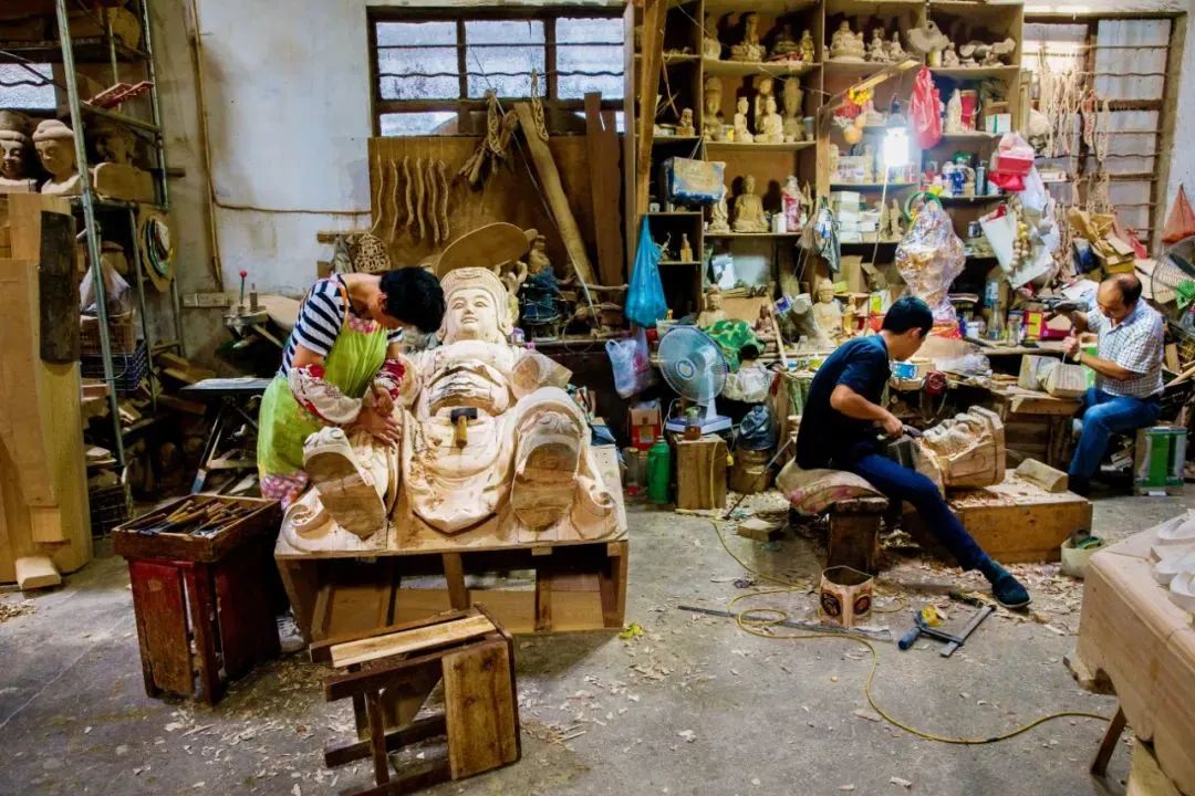 ▲在天台山周边地区，很多民间工匠都在从事着佛雕行业。摄影/王小红