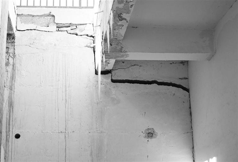 地下一层商铺墙体出现裂缝