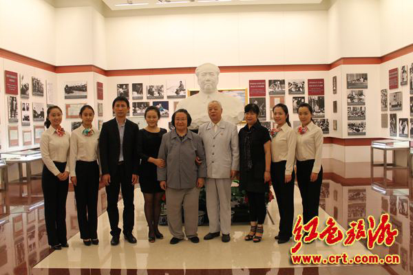 2012年9月9日，毛主席亲属在毛纪念堂的毛主席纪念室参观。他们是：毛主席女儿李讷（中）、女婿王景清（右四）、侄女毛小青（右三）、外孙王效芝（左三）、外孙媳妇王伟（左四）。（中红网红色图库）