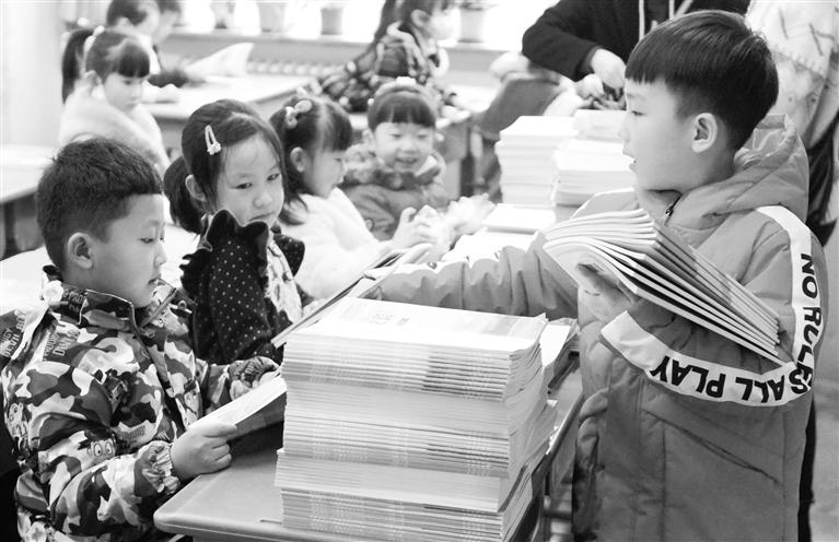 2月27日，兰州市城关区酒泉路小学一年级一班的学生高兴地领到新课本。当日，沉寂了一个假期的校园又热闹起来，兰州市中小学生结束寒假模式陆续到校报名并领新课本，迎接新学期的到来。 掌上兰州&middot;兰州晨报记者 裴强 摄