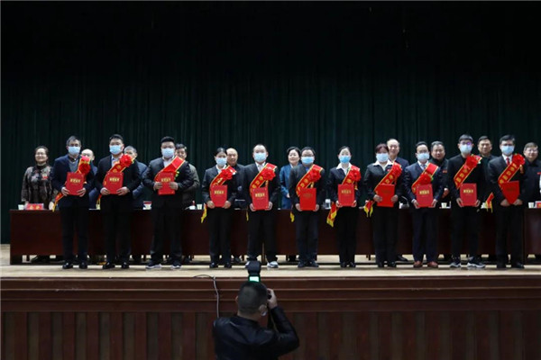 获奖教师上台领奖