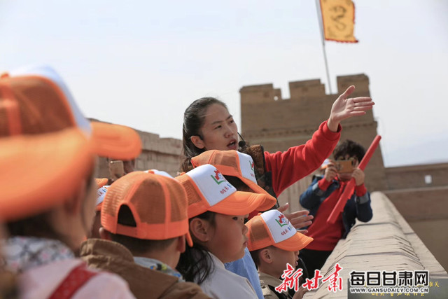 世界读书日,张晓燕为登上雄关的学生讲解。