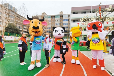 碑林区友谊小学马西蓬校长、刘晓华副校长和两位老师装扮成第十四届全运会吉祥物“秦岭四宝”迎接学生们“回家”。（受访者供图）