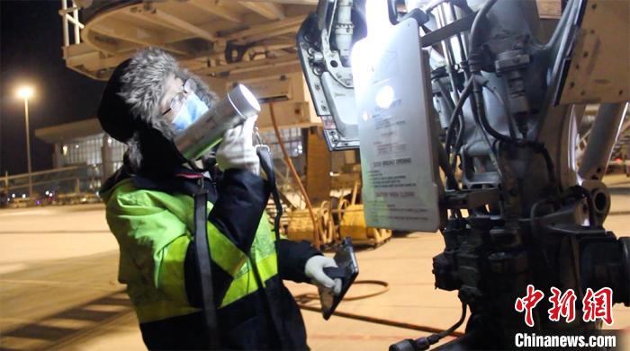 “飞机医生”把脉机身内外三十载：任何划痕凹坑都不放过