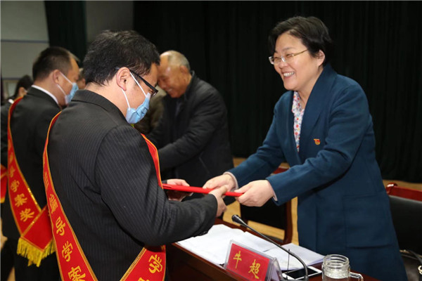 商丘市第一高级中学党委书记、校长牛超为获奖教师颁奖