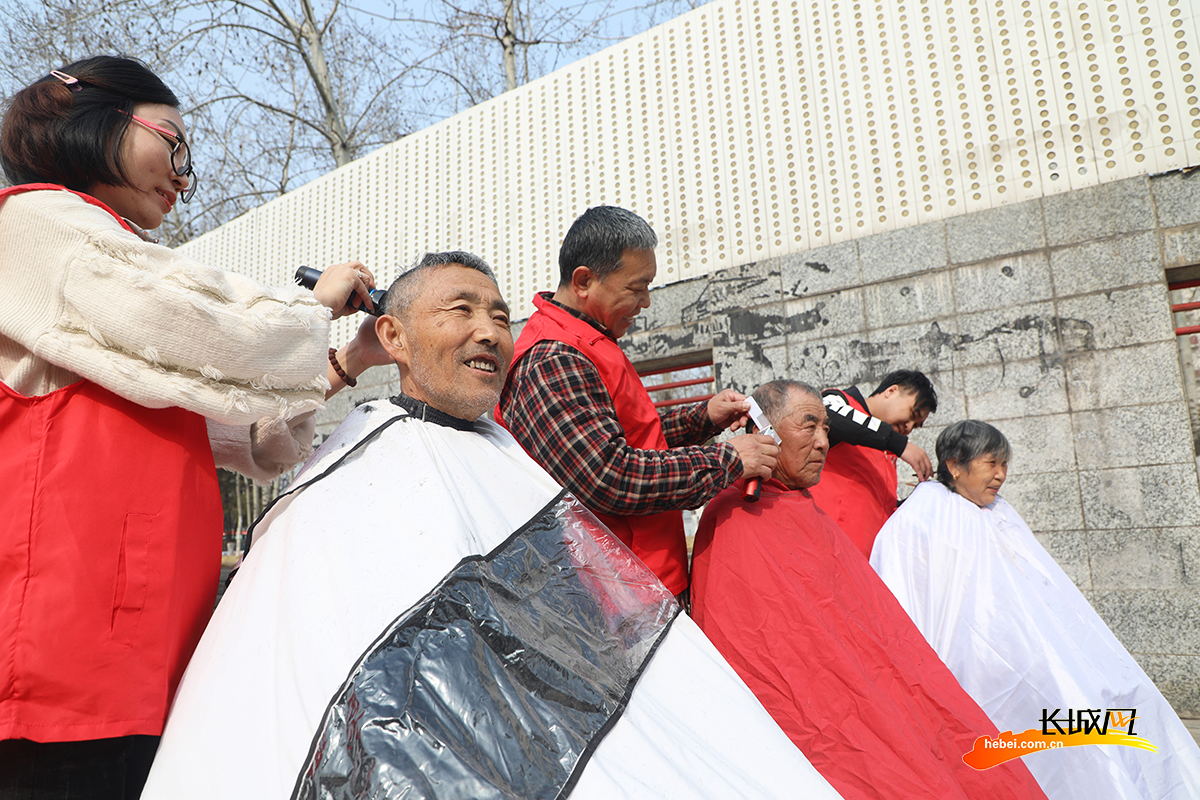 3月4日，丰润区太平路街道纺织一社区志愿者为社区居民义务理发。朱大勇 摄