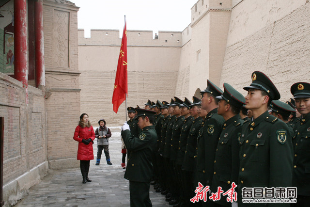 张晓燕为入伍新兵讲解