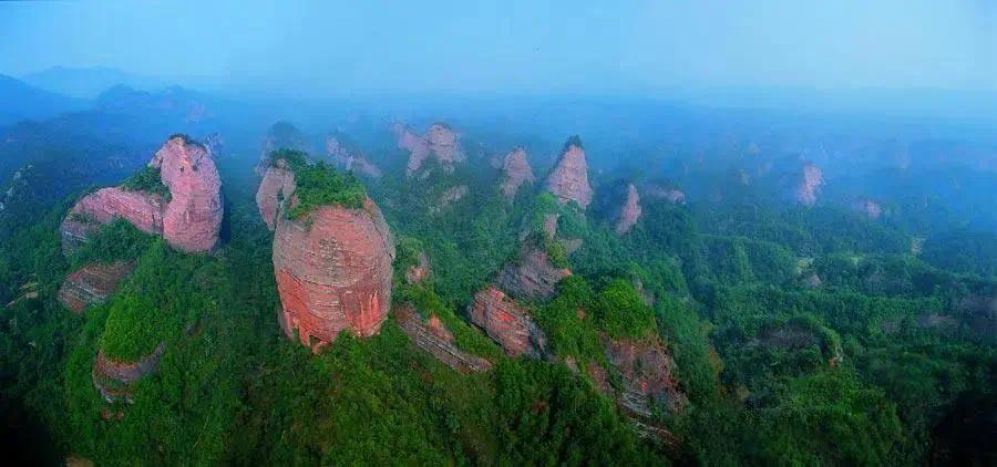 地点:怀化通道县 万佛山国内著名的花岗岩峰林景观在安徽黄山,湖南