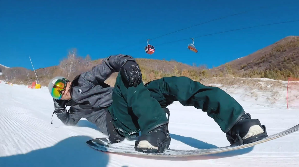 谢霆锋滑雪第三弹视频上线经纪人霍汶希放话要去雪场抓人