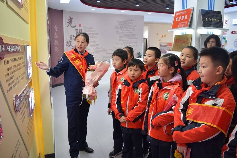 小志愿者走进公交车厢“导游式服务”弘扬雷锋精神