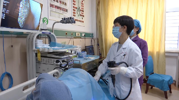 王雅丽在做手术。新华网 发