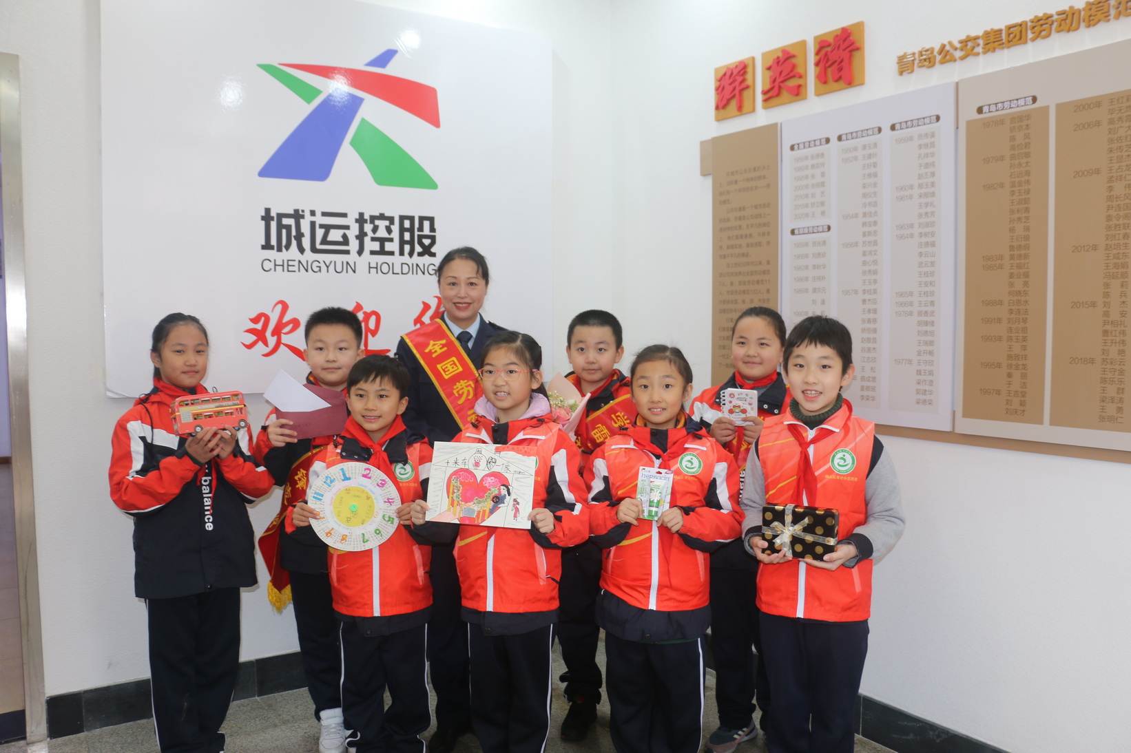 小志愿者走进公交车厢“导游式服务”弘扬雷锋精神