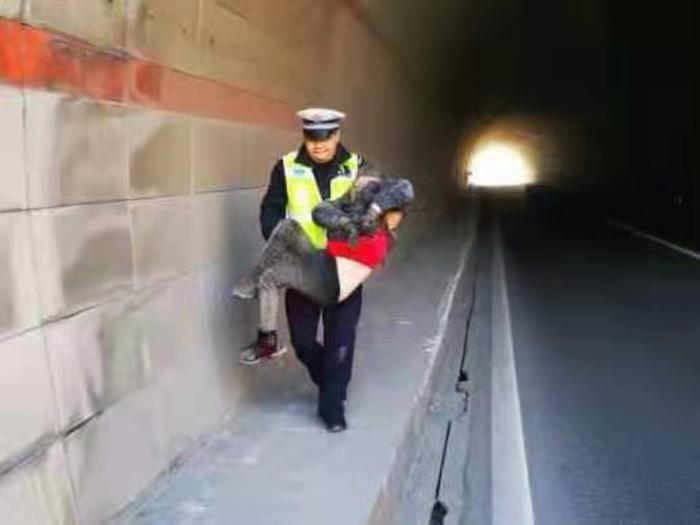 最美“公主抱”！交警抱起老人狂奔送急救