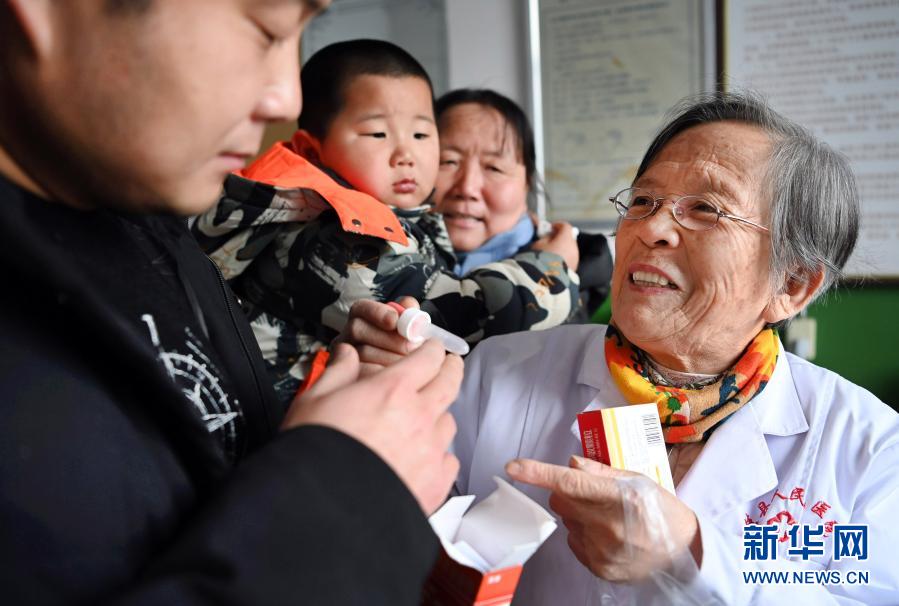 路生梅在佳县人民医院儿科义诊，向孩子及家长详细讲解药品用法（1月15日摄）。新华社记者 陶明 摄