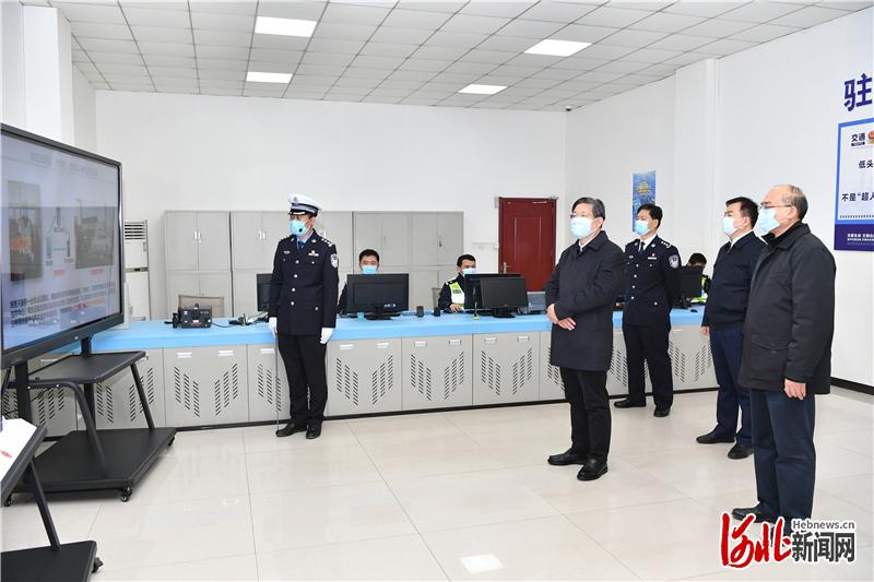 3月3日，省委书记、省人大常委会主任王东峰到保定涿州市调研检查。省委副书记、省长许勤参加调研检查。这是王东峰、许勤在高速涿州检查站，实地察看入京车辆、人员和物品检查检测工作。 河北日报记者 赵威 摄