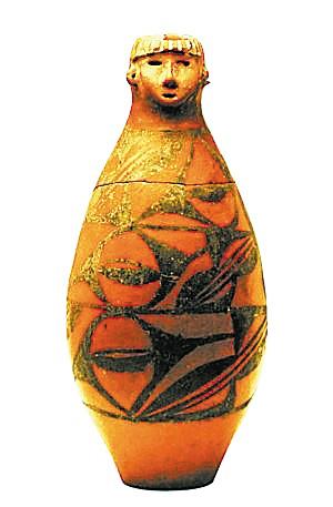 属于大地湾文化的人头形器口彩陶瓶