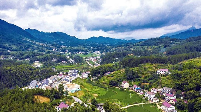 岳西县中关镇请寨村中心村新貌90多年过去了,曾经"荒山野岭乱石坡