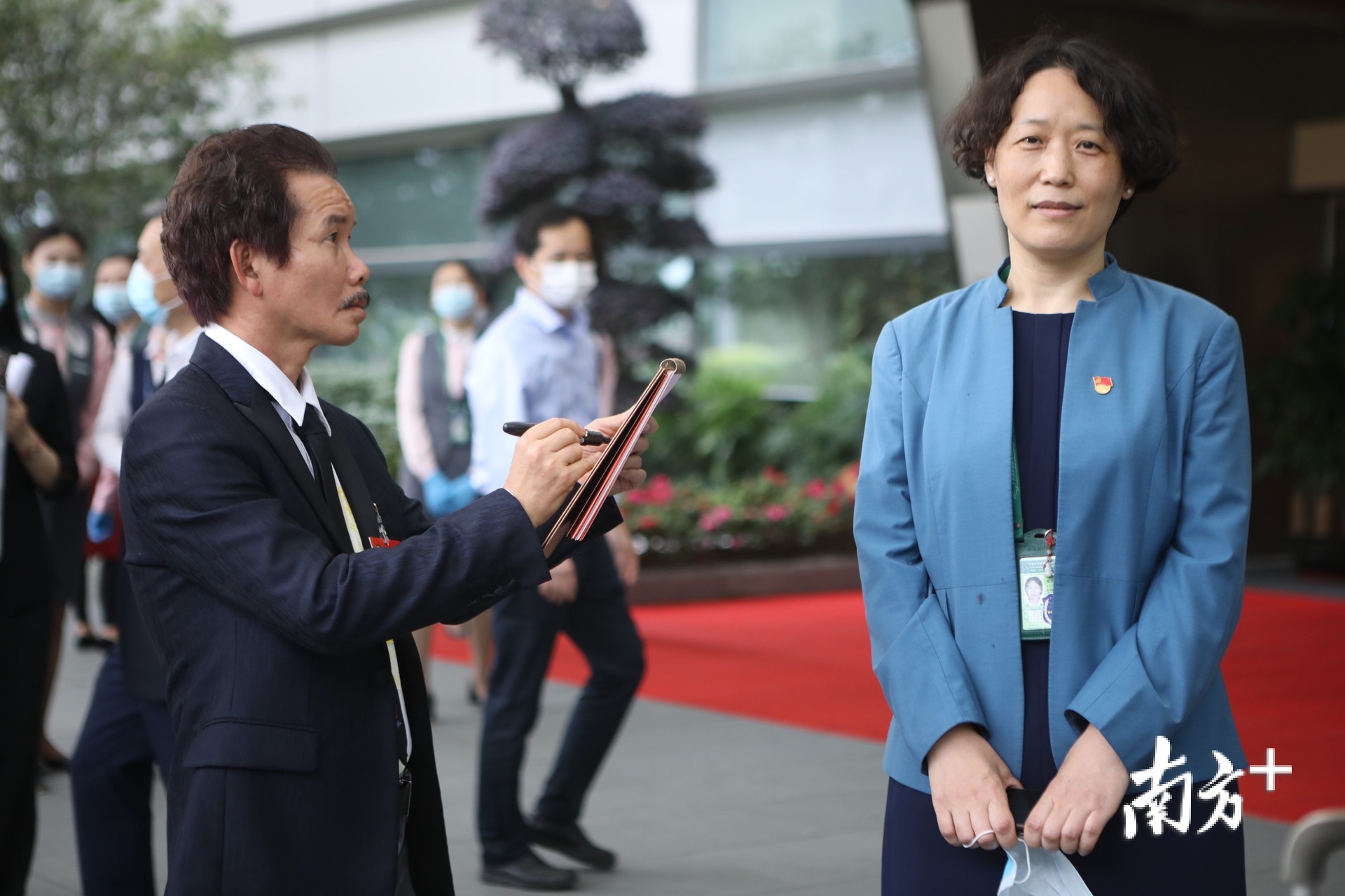 住粤全国政协委员返粤，全国政协委员许鸿飞刚下飞机就忙于速写创作。
