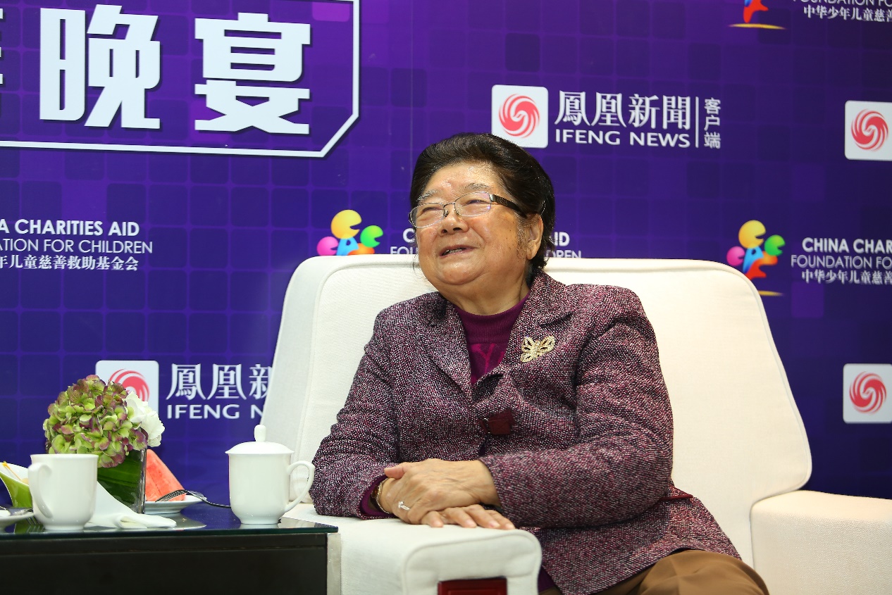 第十届全国人大常委会副委员长、中国关心下一代工作委员会主任顾秀莲出席2017凤凰网“美丽童行”慈善晚宴