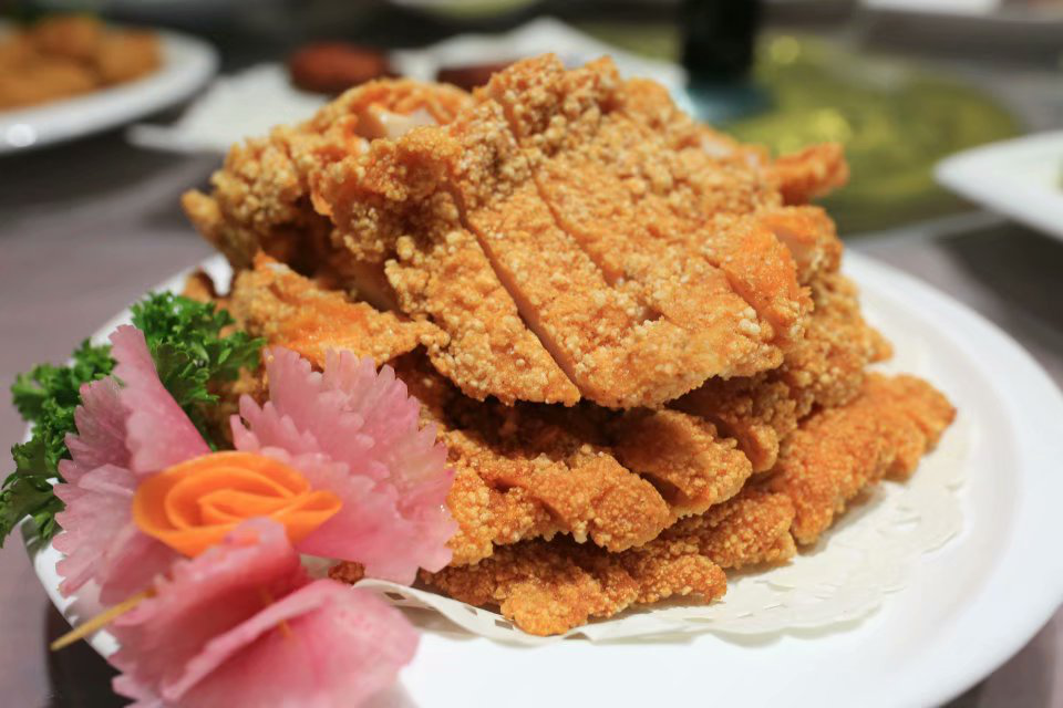 白羽肉鸡产品深加工,提高产品附加值,主要生产鸡排、汉堡肉、鸡柳、鸡米花等多种速冻调理食品。