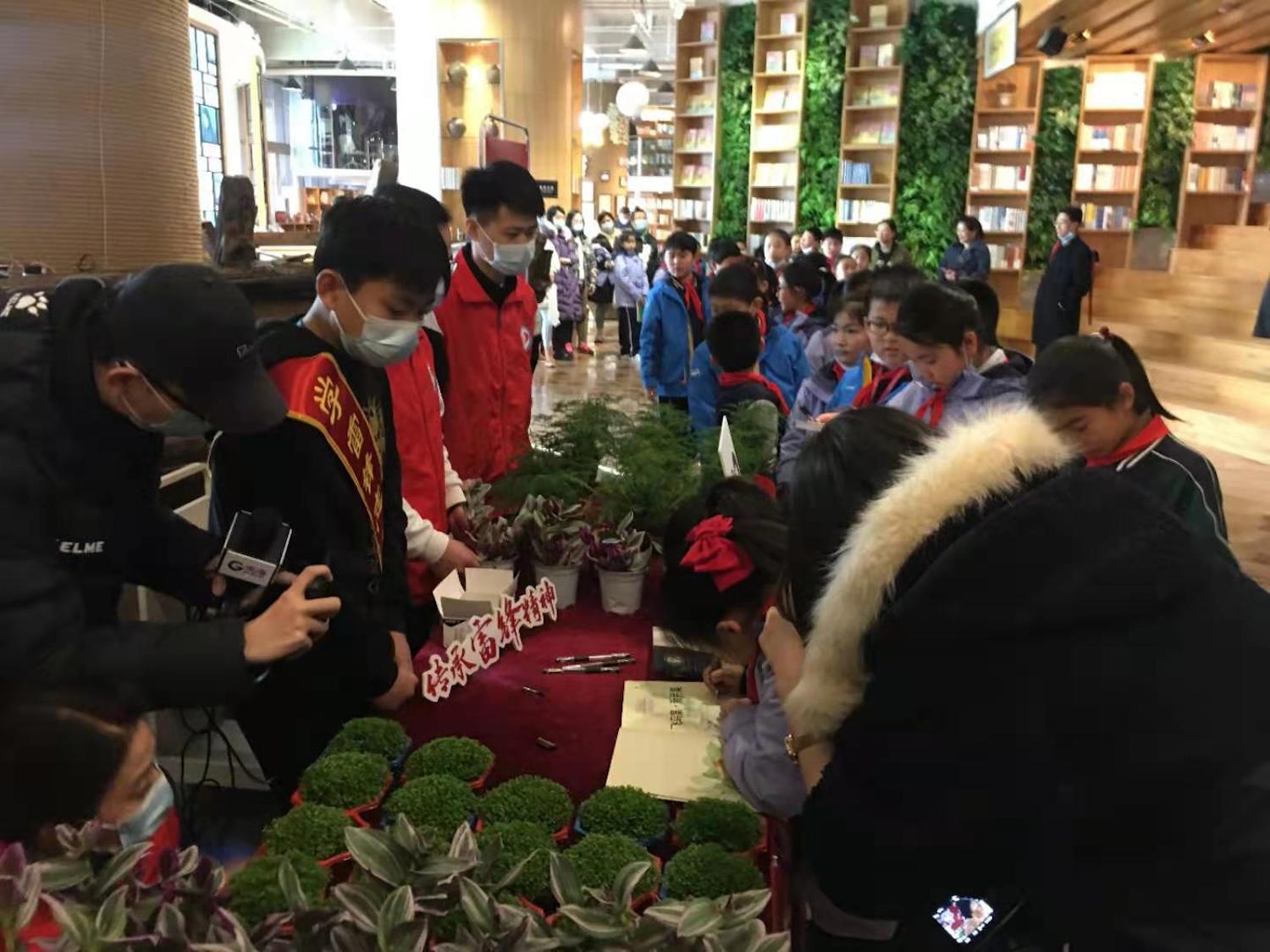 “书香换花香&middot;雷锋日公益行”活动成功在崂山如是书店举办