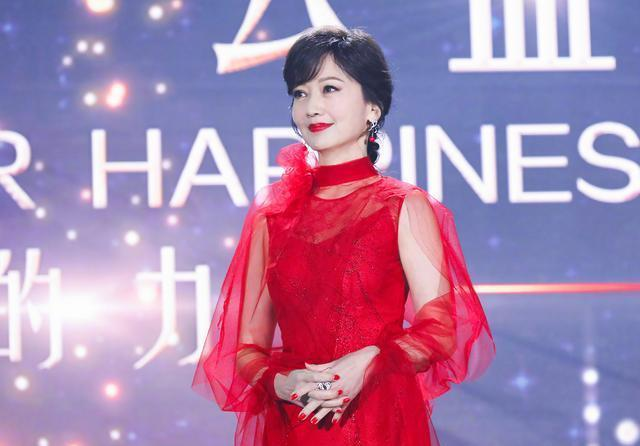 演员赵雅芝在2019凤凰网“美丽童行”公益盛典现场